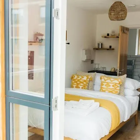 Carmen Eco-pod / Treehouse, Close To Cabot Circus *