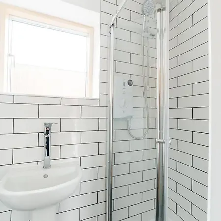 Apartament Carmen Eco-pod / Treehouse, Close To Cabot Circus Bristol