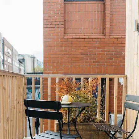 Apartament Carmen Eco-pod / Treehouse, Close To Cabot Circus Bristol