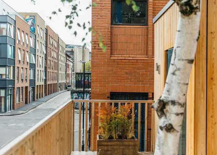 Carmen Eco-pod / Treehouse, Close To Cabot Circus Apartament