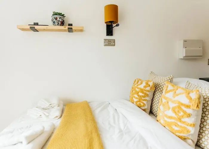 Carmen Eco-pod / Treehouse, Close To Cabot Circus *