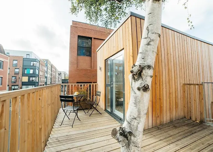 Apartament Carmen Eco-pod / Treehouse, Close To Cabot Circus