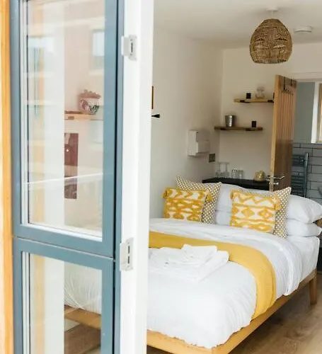 Carmen Eco-pod / Treehouse, Close To Cabot Circus *