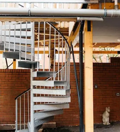 Carmen Eco-pod / Treehouse, Close To Cabot Circus Bristol