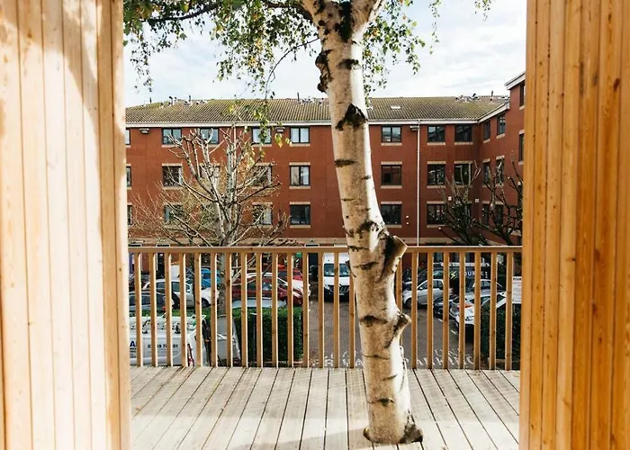 Carmen Eco-pod / Treehouse, Close To Cabot Circus Apartament