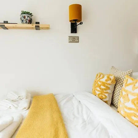 Carmen Eco-pod / Treehouse, Close To Cabot Circus *