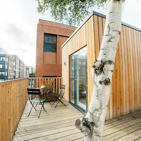 Appartamento Carmen Eco-pod / Treehouse, Close To Cabot Circus